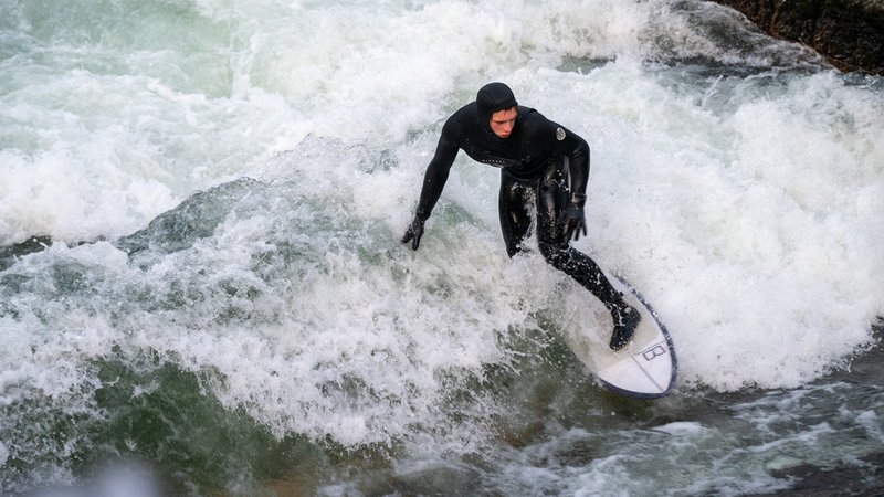 Surfer auf der Münchner Eisbachwelle (Archivbild) | Bild: picture alliance / SZ Photo / Catherina Hess Surfer auf der Münchner Eisbachwelle (Archivbild)