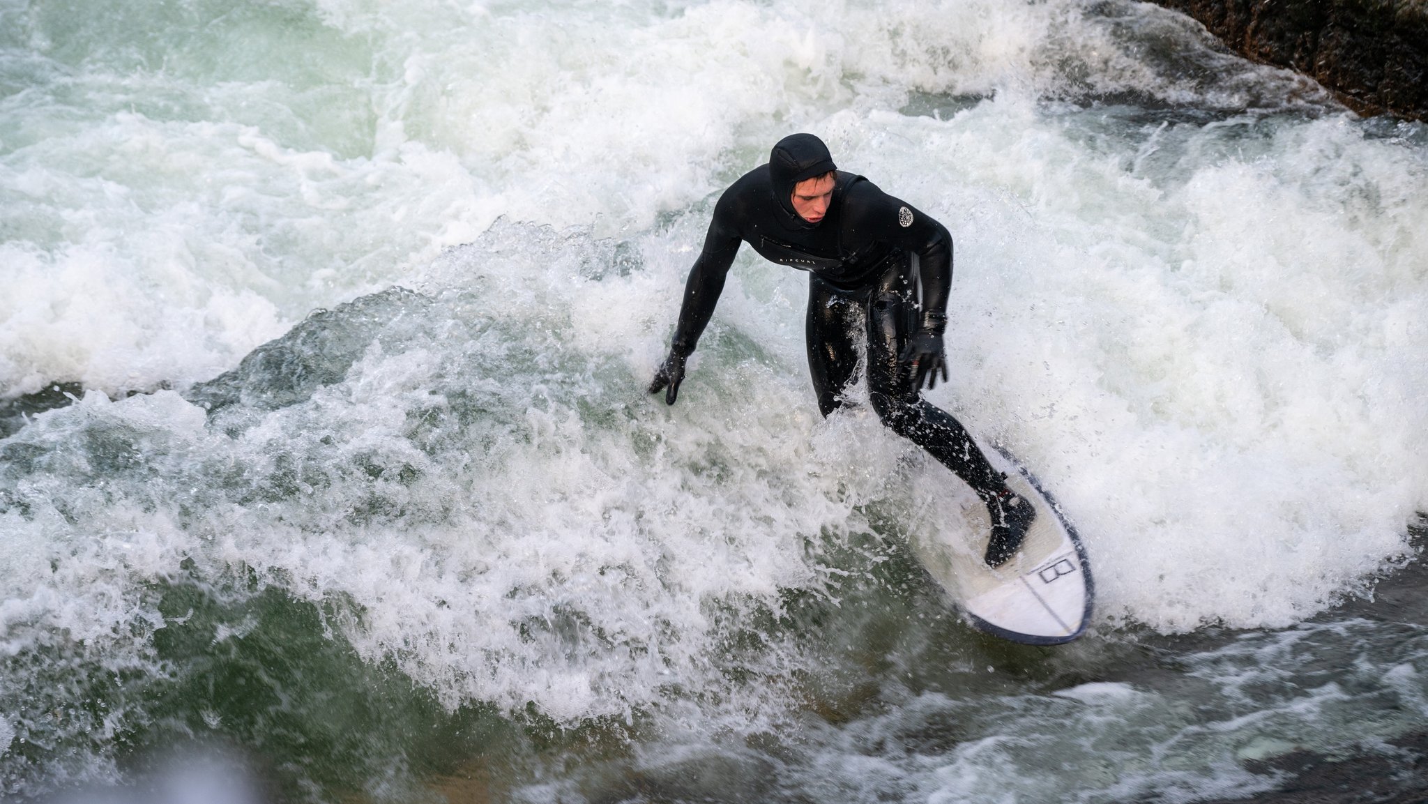 Stadt München gibt Eisbachwelle wieder fürs Surfen frei 