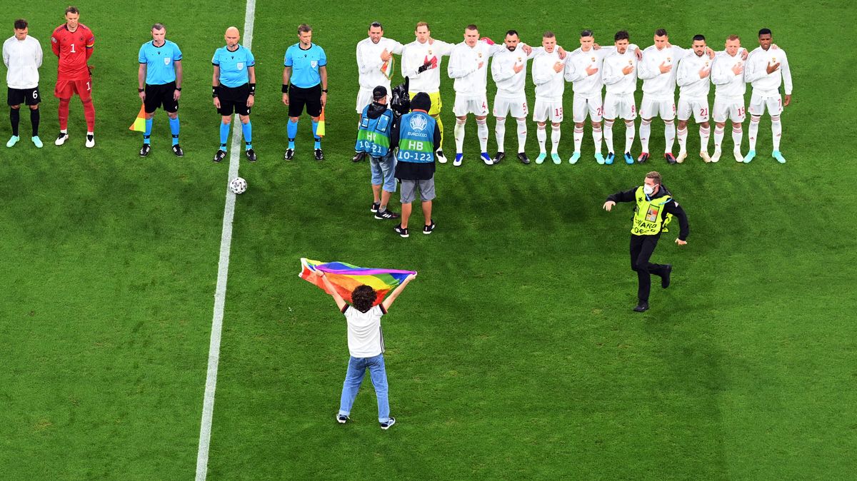 photo Deutschland Fußball https www br de nachrichten sport bei ungarn hymne mann stuermt mit regenbogenfahne auf spielfeld sbbddn7