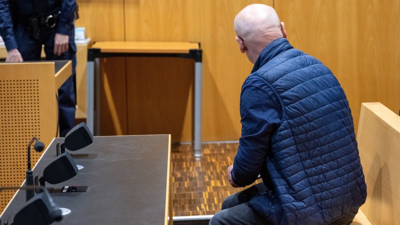 Der inzwischen verurteilte Gerhard B. während des Prozesses vor dem Augsburger Landgericht. | Bild: Bayerischer Rundfunk 2024 Der inzwischen verurteilte Gerhard B. während des Prozesses vor dem Augsburger Landgericht.