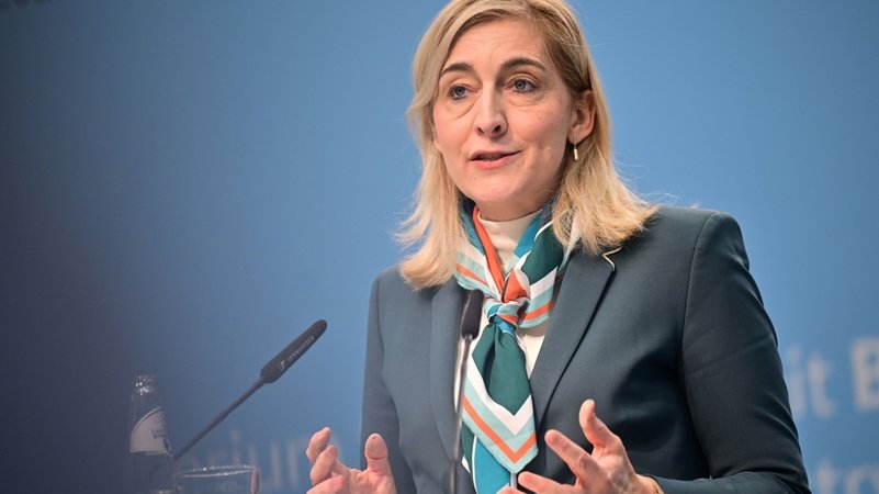 11.02.2026, Berlin: Nina Warken (CDU), Bundesministerin für Gesundheit, spricht während der Vorstellung der Digitalisierungsstrategie Gesundheit und Pflege im Bundesministerium für Gesundheit. | Bild: dpa-Bildfunk/Sebastian Gollnow 11.02.2026, Berlin: Nina Warken (CDU), Bundesministerin für Gesundheit, spricht während der Vorstellung der Digitalisierungsstrategie Gesundheit und Pflege im Bundesministerium für Gesundheit.