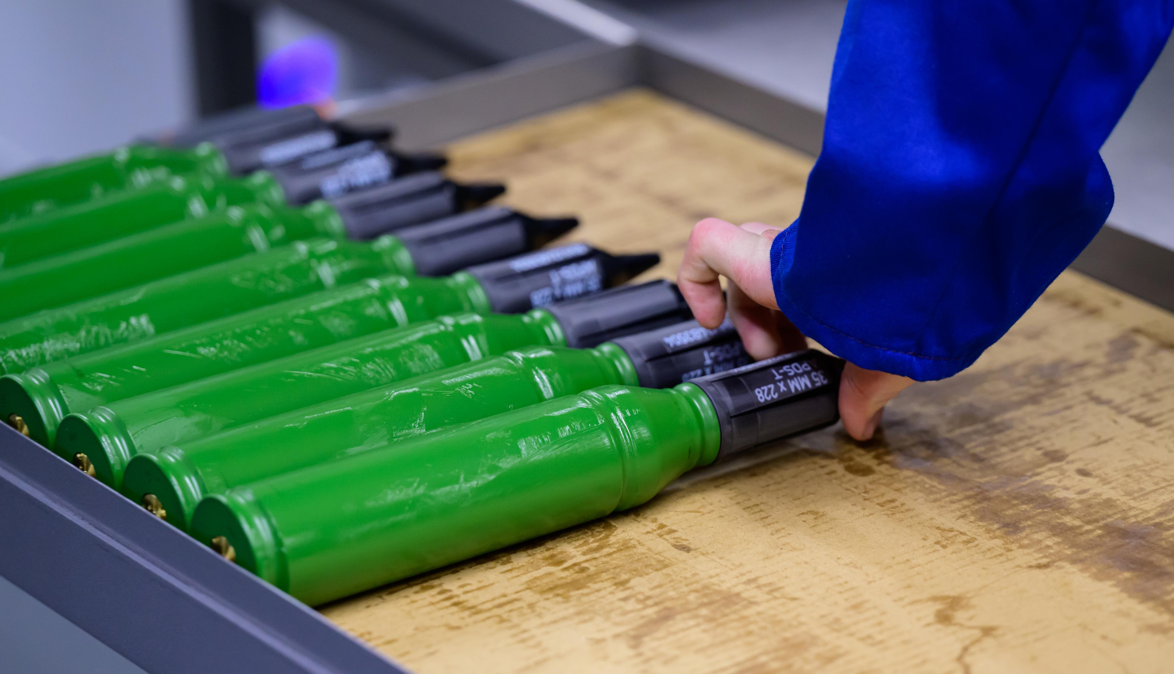 Ein Arbeiter von Rheinmetall im niedersächsischen Werk in Unterlüß.