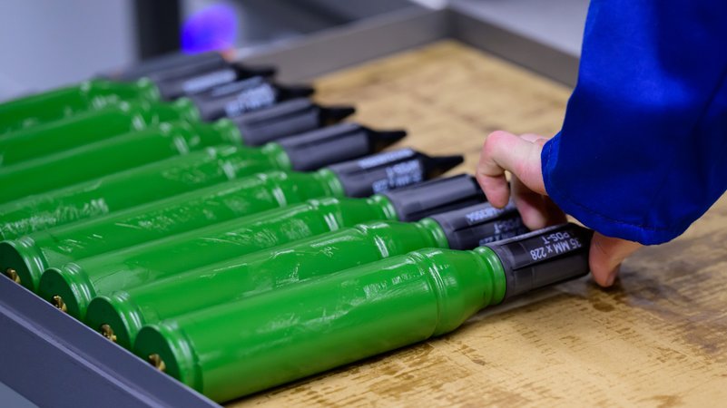 Ein Arbeiter von Rheinmetall im niedersächsischen Werk in Unterlüß. | Bild: dpa/pa/Philipp Schulze Ein Arbeiter von Rheinmetall im niedersächsischen Werk in Unterlüß.