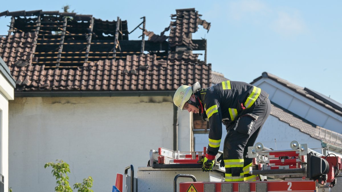 Nach Großeinsatz in München: Leiche aus Haus geborgen
