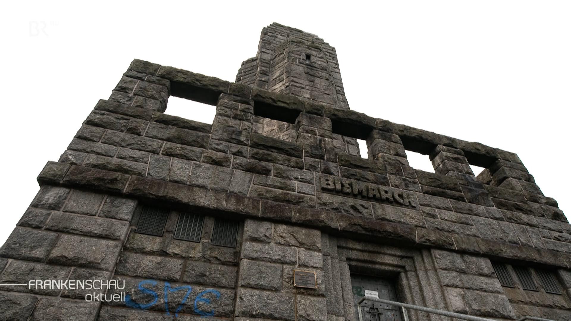 Ein Turm aus dunklen Granitquadern mit der Aufschrift Bismarck.