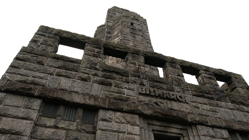 Ein Turm aus dunklen Granitquadern mit der Aufschrift Bismarck. | Bild: BR Ein Turm aus dunklen Granitquadern mit der Aufschrift Bismarck.