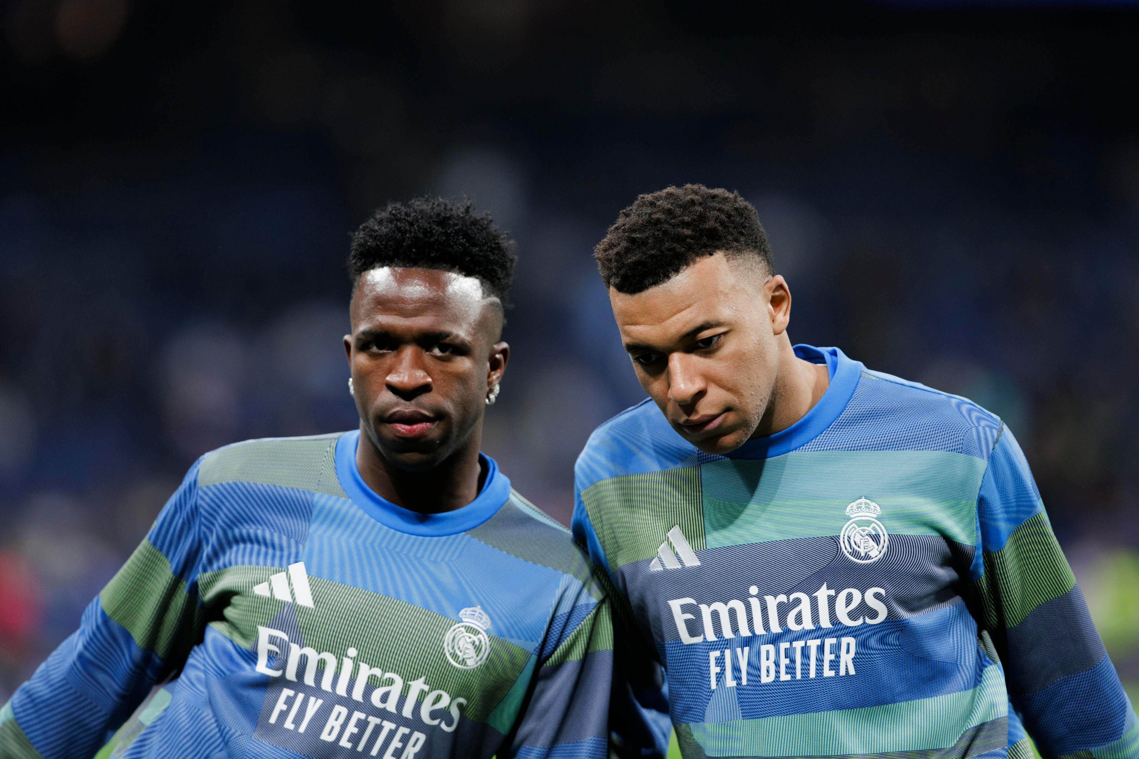 Die Real-Madrid-Stars Vinicius Jr. und Kylian Mbappé beim Aufwärmen | Bild:picture alliance / NurPhoto | Guillermo Martinez