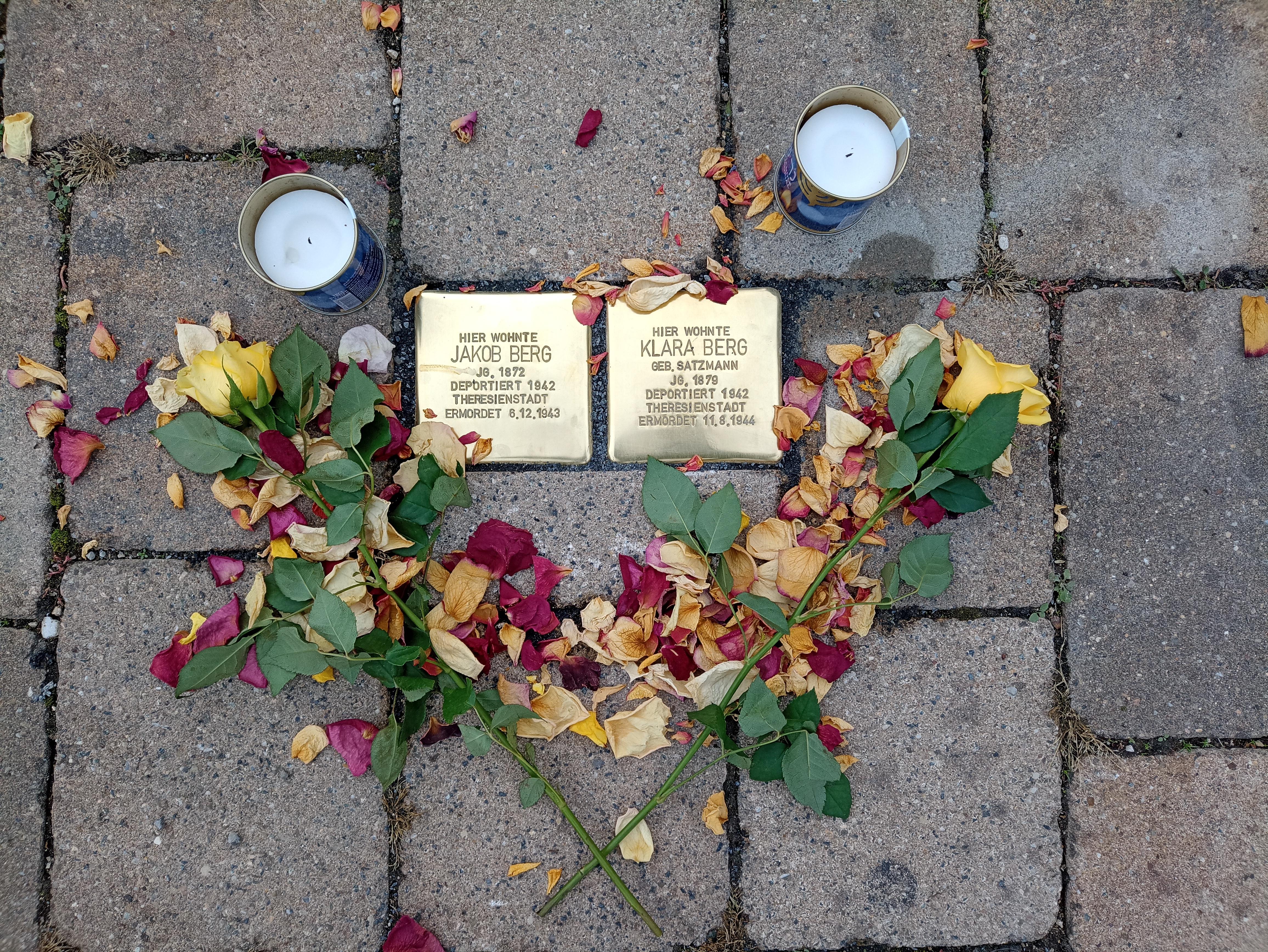 Zwei der neun Stolpersteine in Oberfranken, sie erinnern an das Ehepaar Berg.