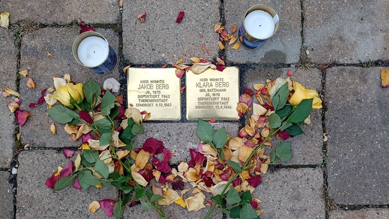 Zwei der neun Stolpersteine in Oberfranken, sie erinnern an das Ehepaar Berg. | Bild: BR/Karin Goeckel Zwei der neun Stolpersteine in Oberfranken, sie erinnern an das Ehepaar Berg.
