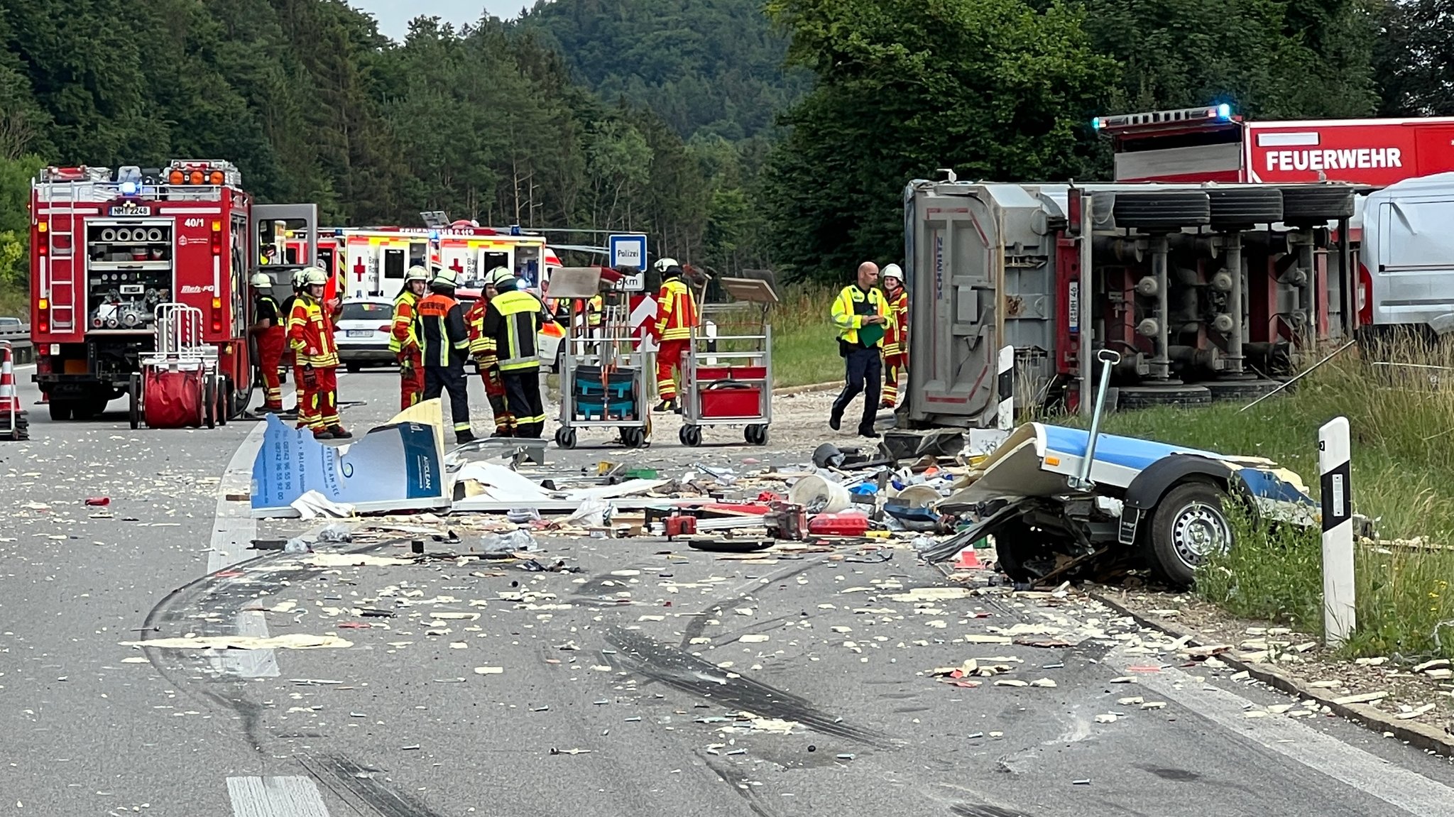 A3 bei Velburg: Stundenlange Bergung nach Unfall mit Kieslaster