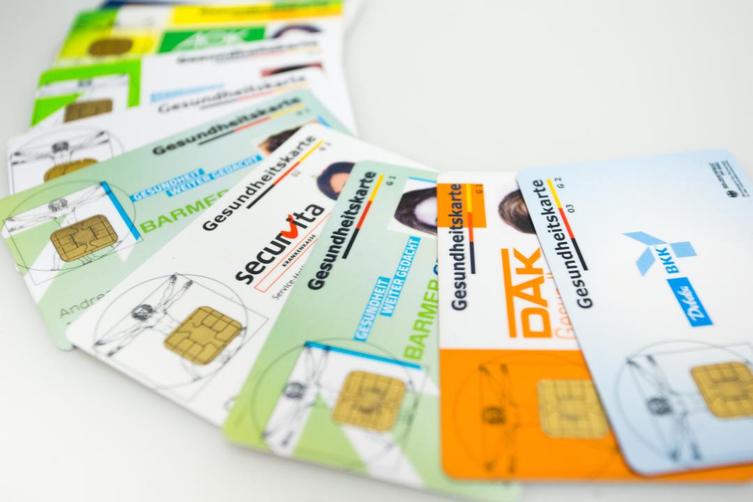 Gesundheitskarten verschiedener Krankenkassen