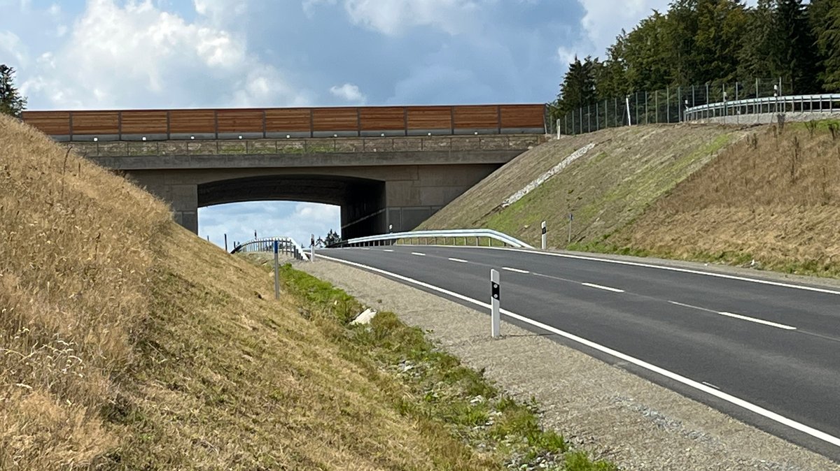 Die B299 bei Erbendorf, am Scheitelpunkt des Hessenreuther Berges. Zu sehen ist diese Faunabrücke für die Wildtiere über die B299.