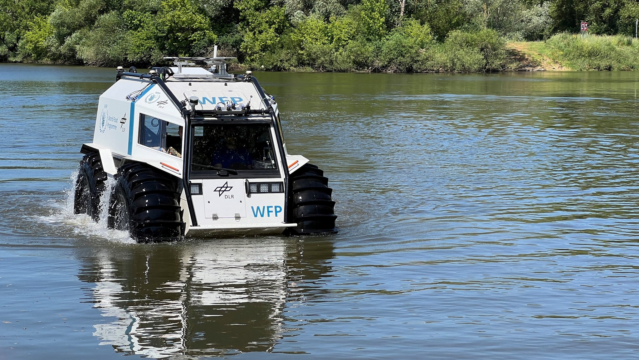 Wo Rettungsteams nicht mehr durchkommen, könnte bald dieses Amphibien-Fahrzeug helfen. In Unterfranken wurde es nun demonstriert.