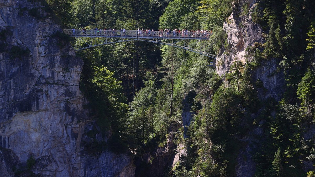 Schwangau: Touristen stehen auf der Marienbrücke nahe dem Schloss Neuschwanstein
