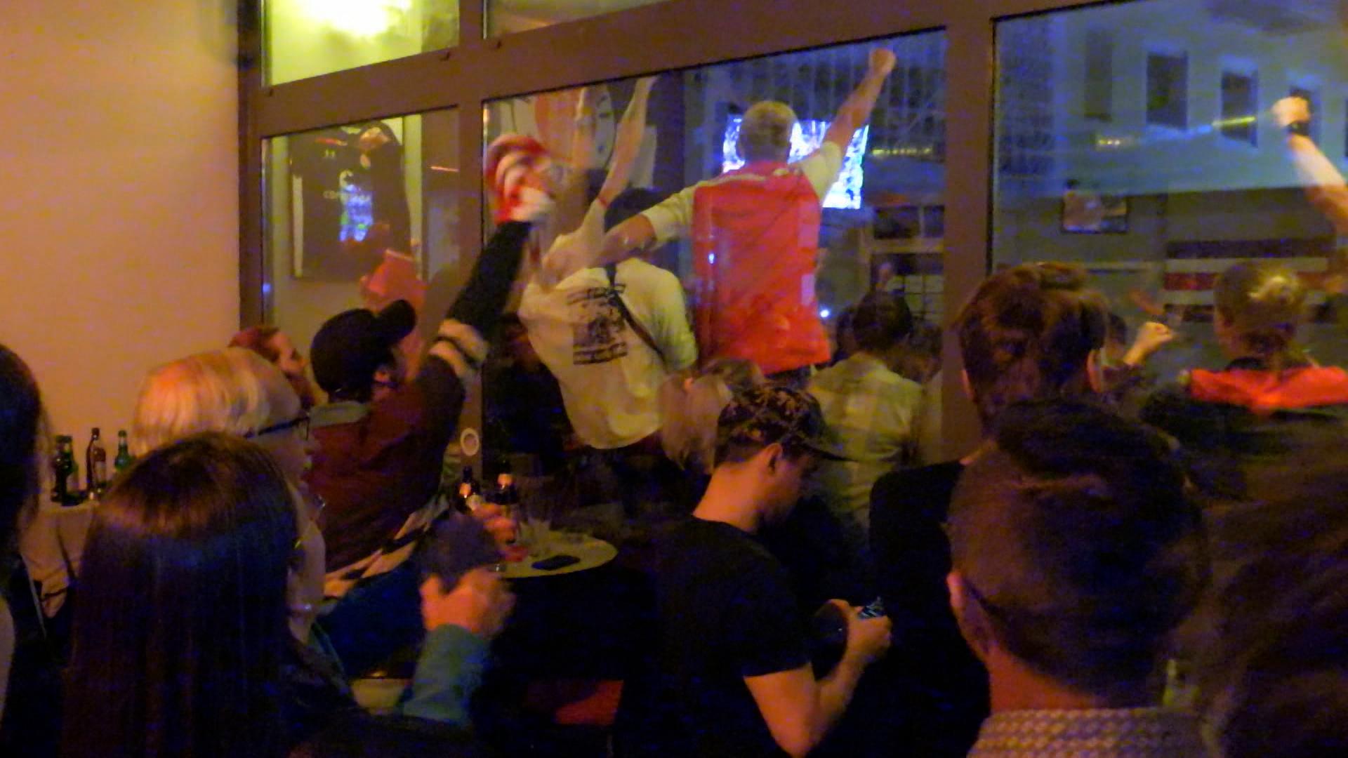 Jahn-Fans feiern in Regensburg den Wiederaufstieg ihrer Mannschaft