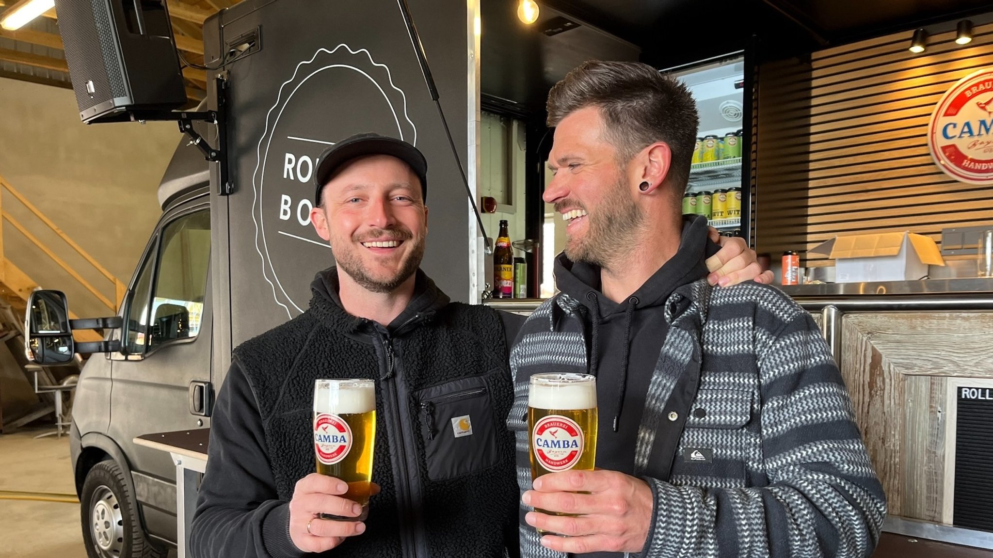 Tobi Gruber und Max Atzenbeck vor ihrer "Rolling Boazn"