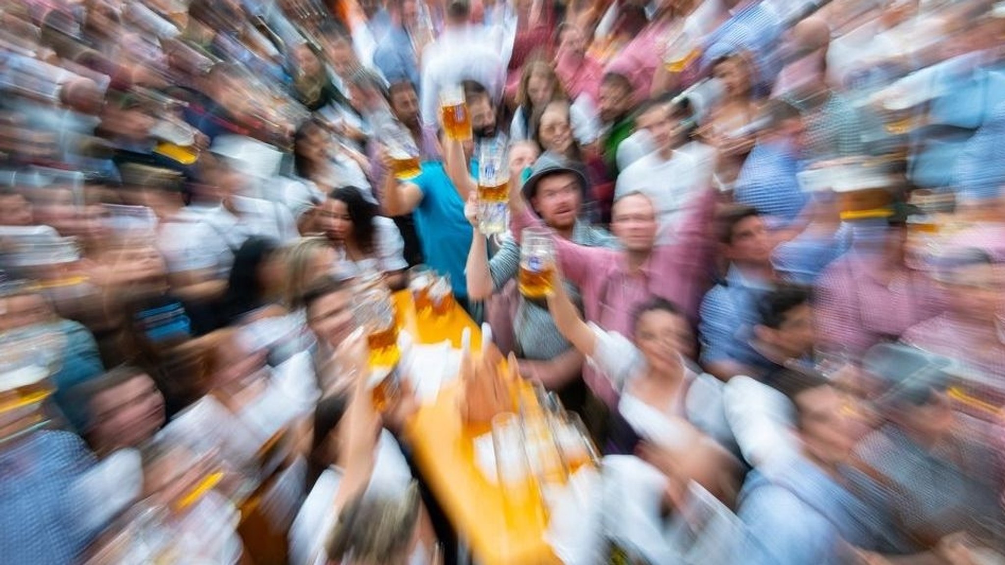 Feiernde auf dem Münchner Oktoberfest (Archivbild)