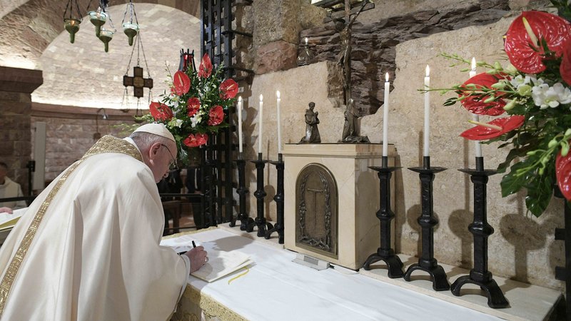 Papst Franziskus signiert seine neue Enzyklika "Fratelli tutti"