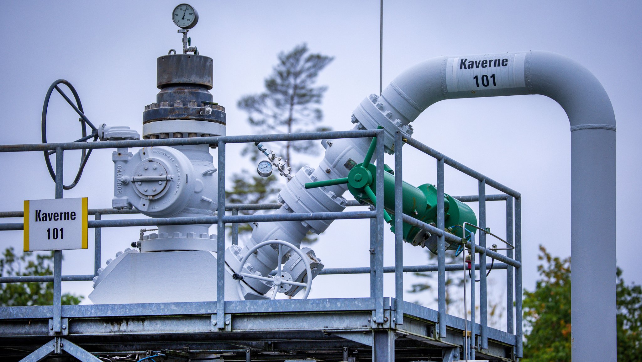 Die Druckanzeige auf dem Zugang zu Kaverne 101 im Erdgasspeicher der HanseWerk, dem einzigen Gasspeicher Mecklenburg-Vorpommerns.