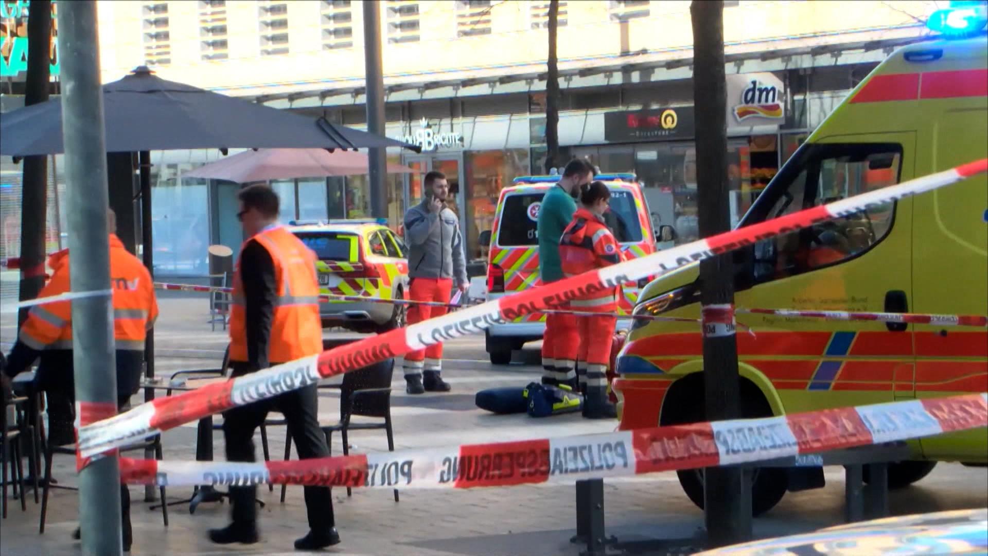 Der mutmaßliche Täter wurde von der Polizei vernommen. Er war gestern mit einem Auto in eine Menschenmenge gerast. Zwei Menschen starben.