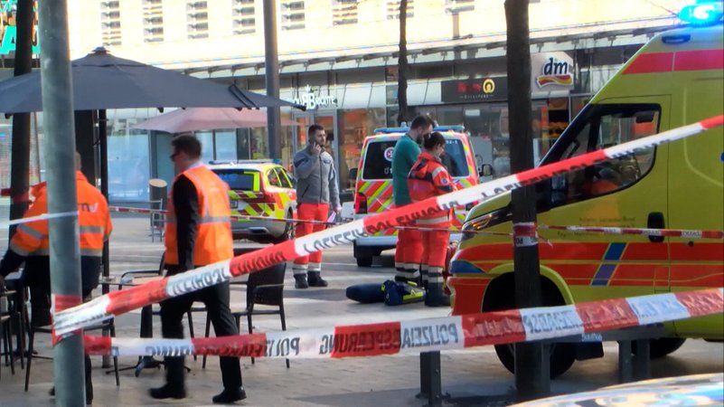 Der mutmaßliche Täter wurde von der Polizei vernommen. Er war gestern mit einem Auto in eine Menschenmenge gerast. Zwei Menschen starben. | Bild: Bayerischer Rundfunk 2025 Der mutmaßliche Täter wurde von der Polizei vernommen. Er war gestern mit einem Auto in eine Menschenmenge gerast. Zwei Menschen starben.