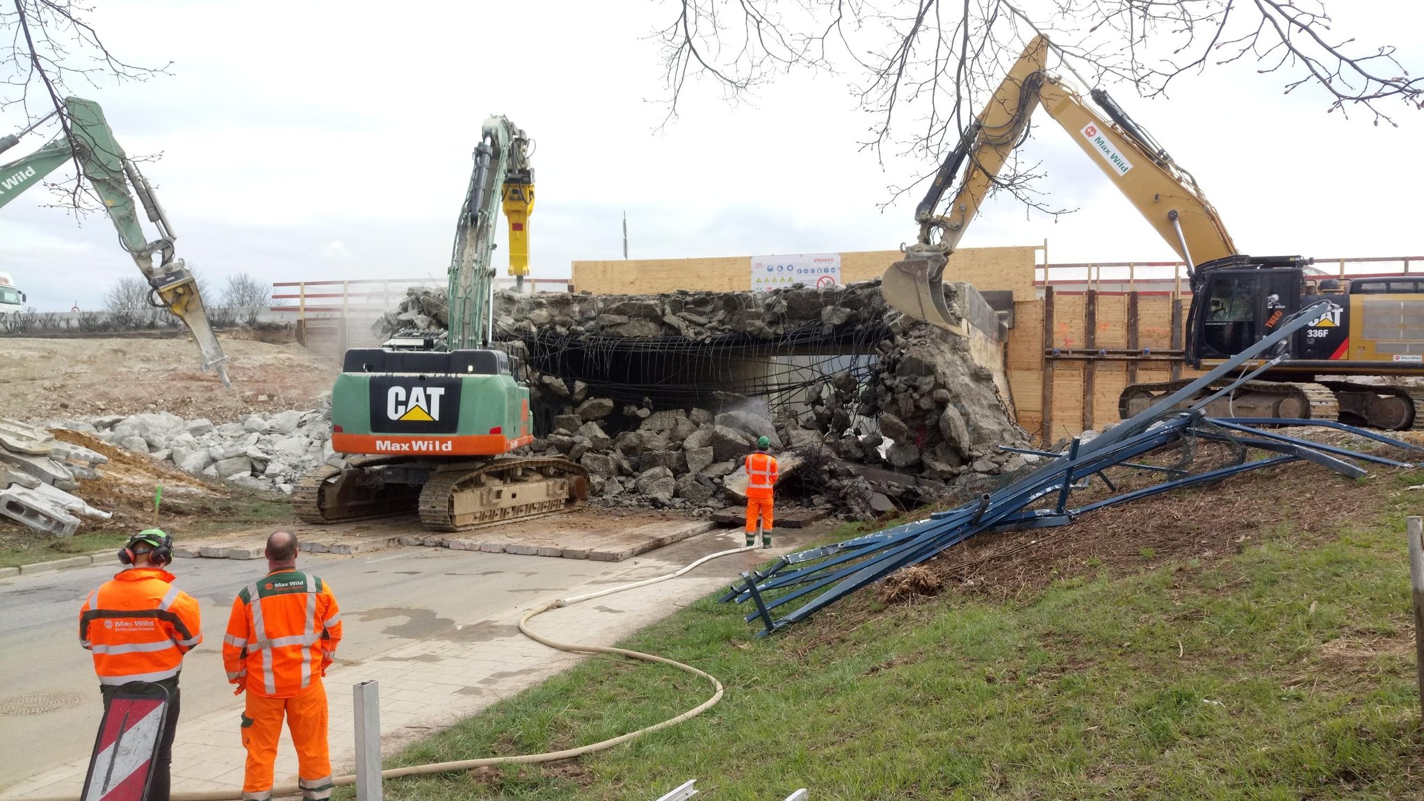 Bagger reißen die Brücke an der A3 ab.