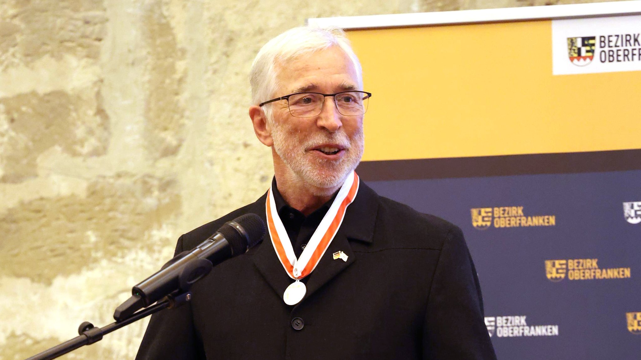 Michael Genniges bei der Preisverleihung. | Bild: Bezirk Oberfranken Michael Genniges bei der Preisverleihung.