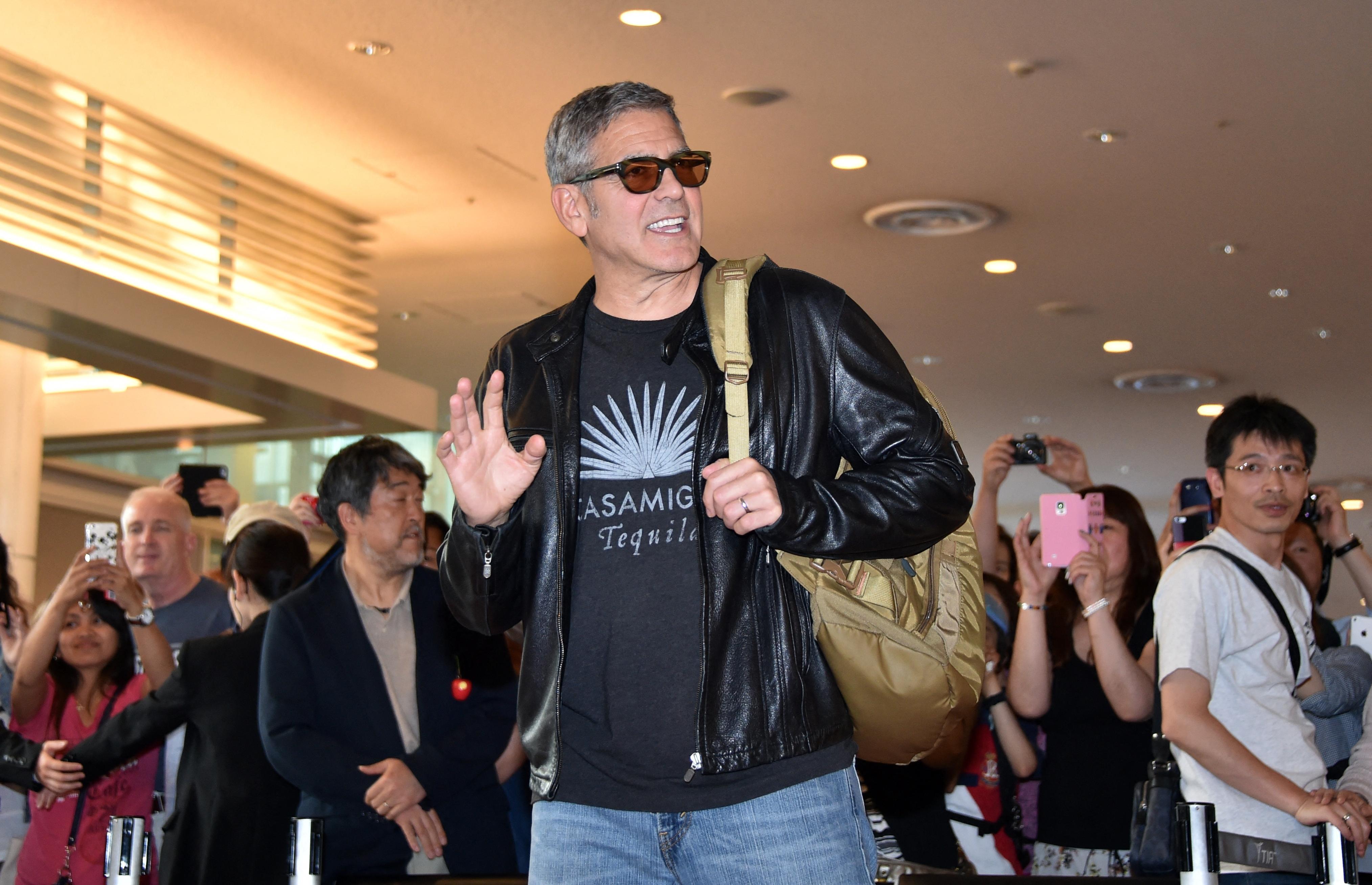 Image accompanying George Clooney trug ein T-Shirt mit Konföderierten-Flagge, Hakenkreuz, roter Trump-Kappe und dem russischen Kriegssymbol "Z", um damit Trump-Anhänger und Russen