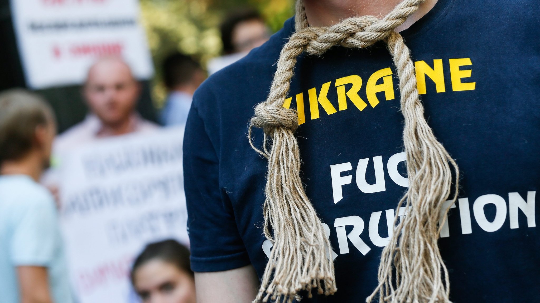 ARCHIV - 16.08.2016, Ukraine, Kiew: Ein ukrainischer Aktivist mit einem Seil um den Hals nimmt am 17. August 2016 an einem Protest vor der Generalstaatsanwaltschaft in Kiew, Ukraine, teil. (zu dpa: «Kiew: Ermittler und Ex-Minister setzen Selenskyj unter Druck») Foto: Sergey Dolzhenko/epa/dpa +++ dpa-Bildfunk +++ | Bild: dpa-Bildfunk/Sergey Dolzhenko ARCHIV - 16.08.2016, Ukraine, Kiew: Ein ukrainischer Aktivist mit einem Seil um den Hals nimmt am 17. August 2016 an einem Protest vor der Generalstaatsanwaltschaft in Kiew, Ukraine, teil. (zu dpa: «Kiew: Ermittler und Ex-Minister setzen Selenskyj unter Druck») Foto: Sergey Dolzhenko/epa/dpa +++ dpa-Bildfunk +++