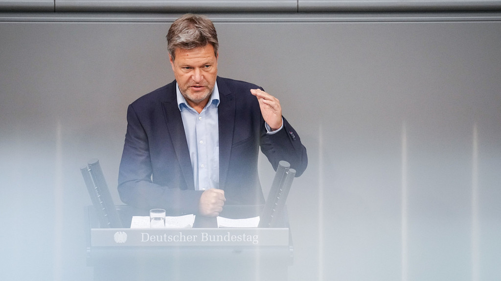Bundeswirtschaftsminister Robert Habeck kündigte im Bundestag eine Erweiterung des Energiekosten-Programms für Unternehmen an.