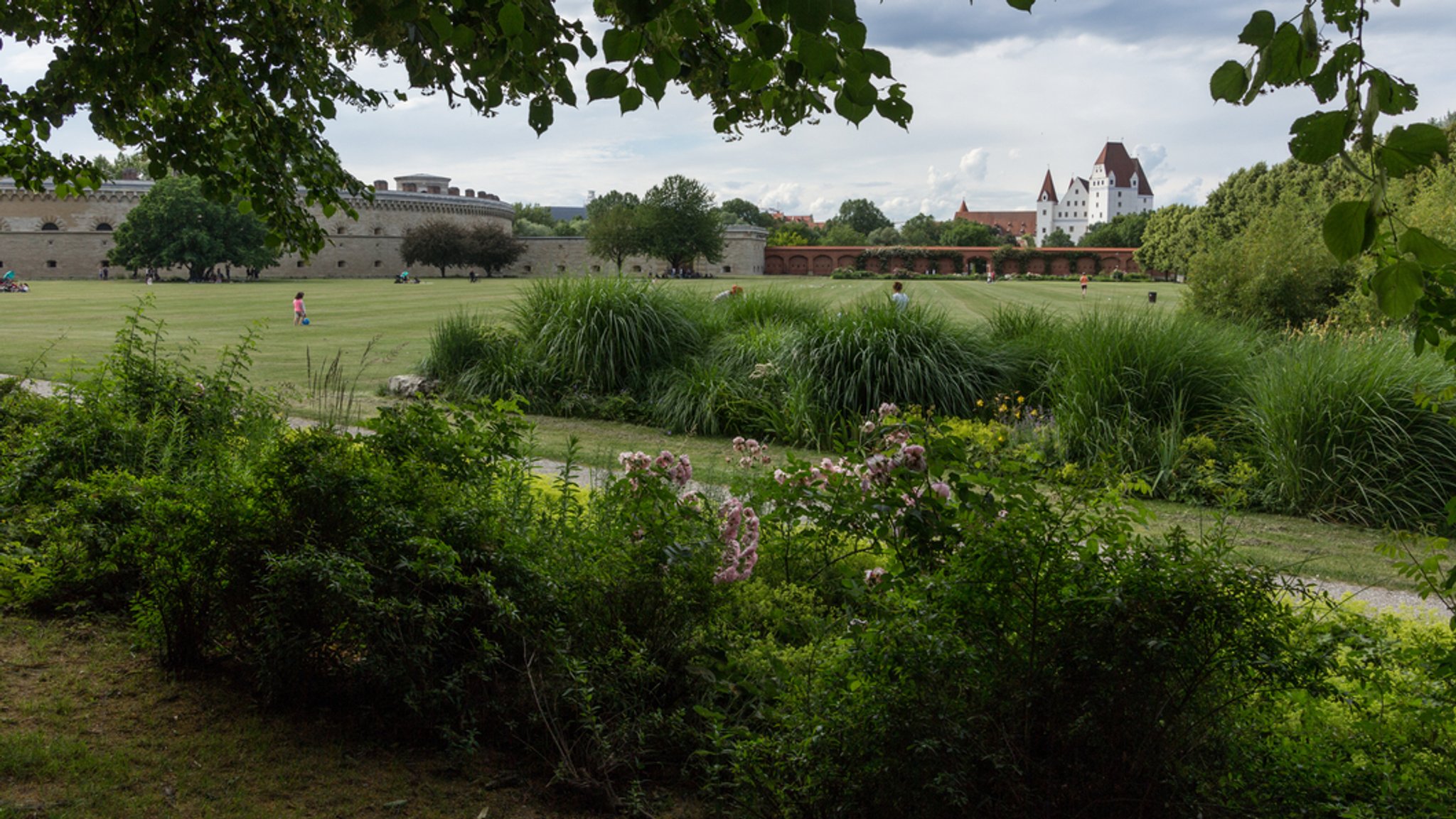 Der Ingolstädter Klenzepark am Südufer der Donau; im Hintergrund das Neue Schloss am Nordufer