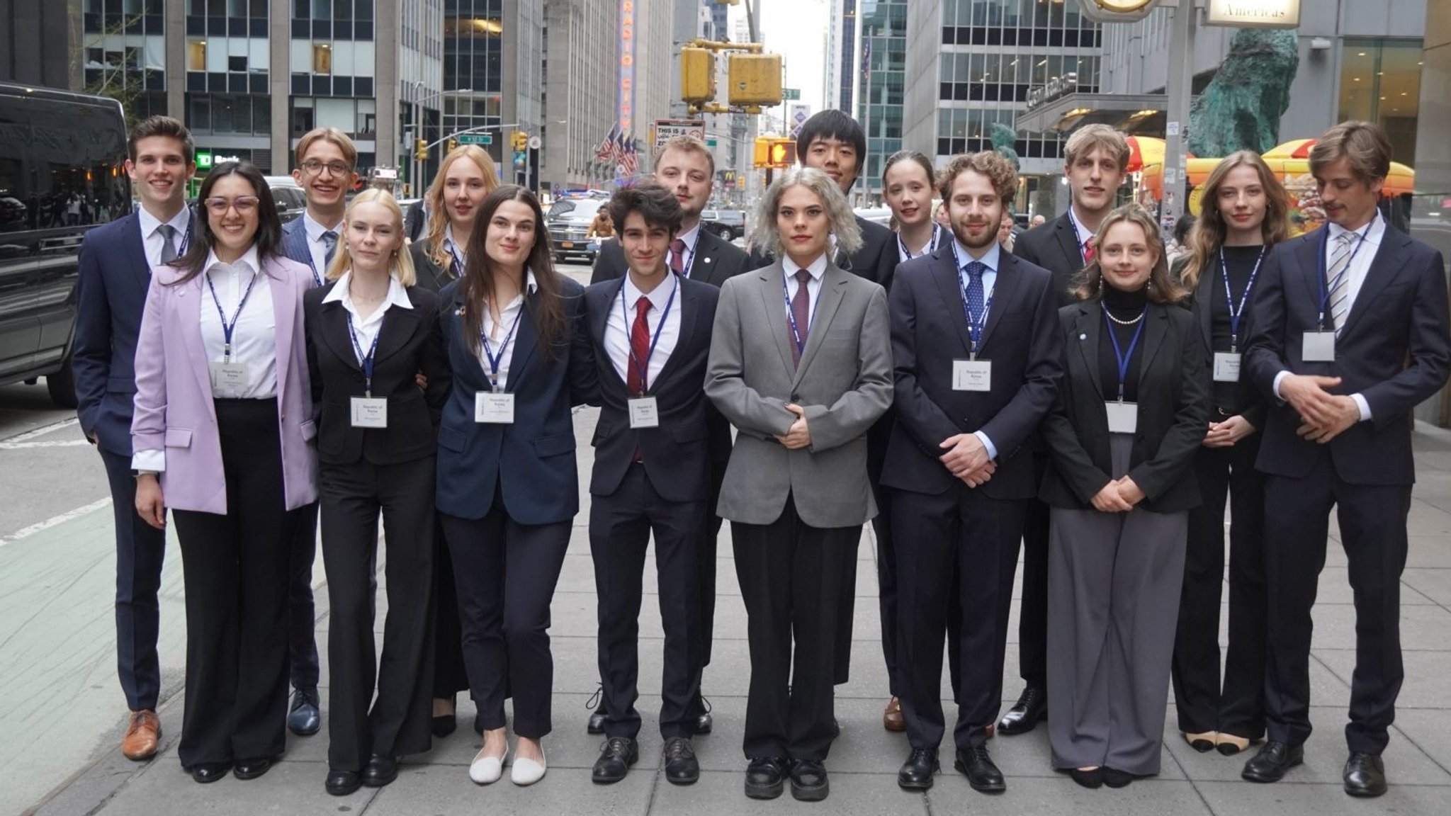 Die 16 Studierenden der LMU München bei ihrem Besuch in New York.
