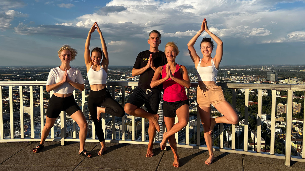 Yoga auf dem Münchner Olympiaturm