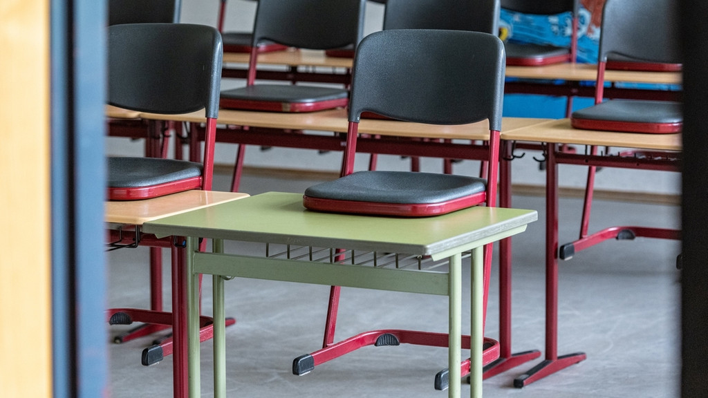 Distanzunterricht: Blick in ein Klassenzimmer ohne Schülerinnen und Schüler.