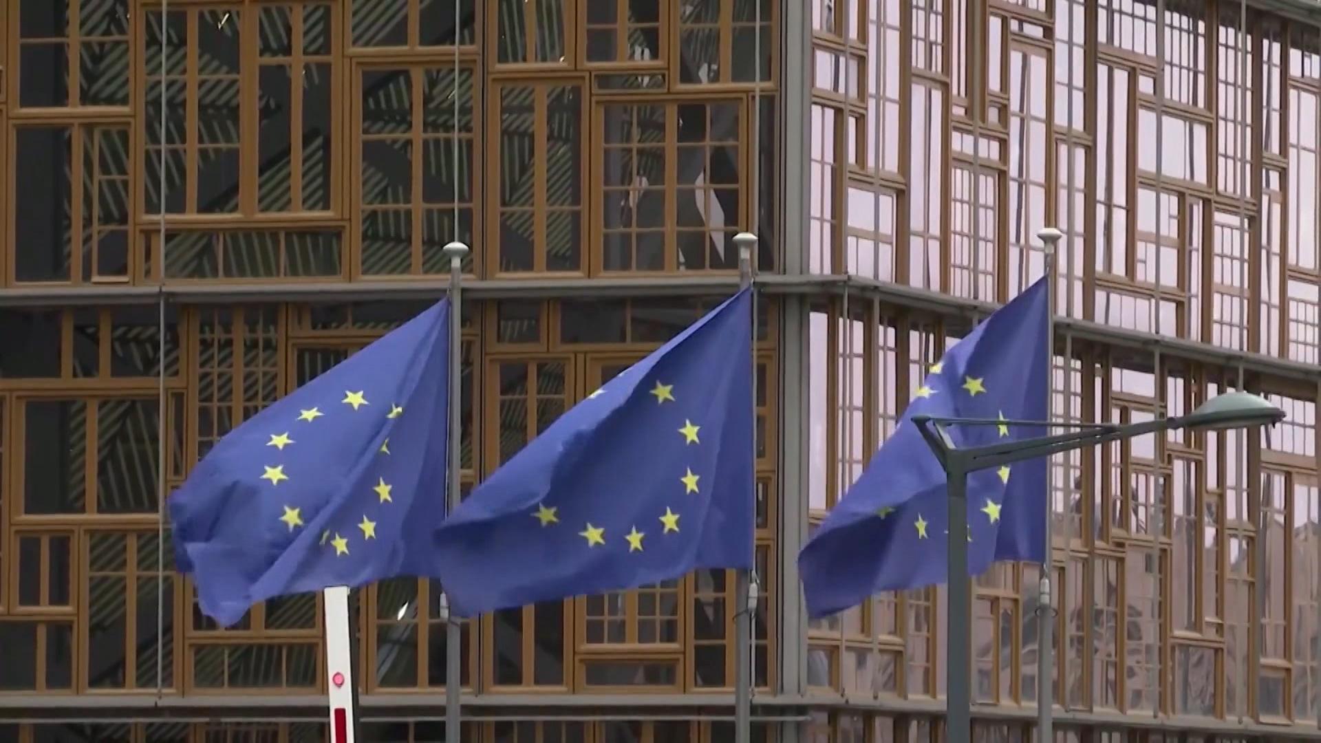 Nach einer als Farce kritisierten Präsidentenwahl präsentiert sich Kremlchef Wladimir Putin in Russland als haushoher Sieger. International gibt es heftige Kritik an der Abstimmung.