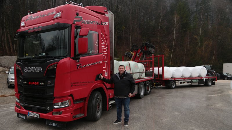 Agrarlogistiker Thomas Dettendorfer schätzt die Mehrkosten durch die erhöhte LkW-Maut auf bis zu 22.000 Euro im Monat für seinen Betrieb. | Bild: BR/Josef Häckler Agrarlogistiker Thomas Dettendorfer schätzt die Mehrkosten durch die erhöhte LkW-Maut auf bis zu 22.000 Euro im Monat für seinen Betrieb.