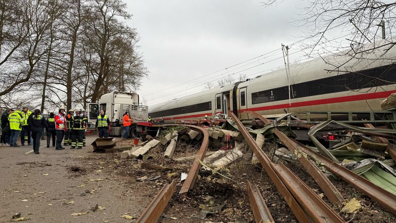 Auf der Bahnstrecke Hamburg-Harburg - Buchholz sind am Nachmittag ein ICE der Deutschen Bahn und ein Sattelzug zusammengestoßen. | Bild: picture alliance/dpa | Daniel Bockwoldt Auf der Bahnstrecke Hamburg-Harburg - Buchholz sind am Nachmittag ein ICE der Deutschen Bahn und ein Sattelzug zusammengestoßen.