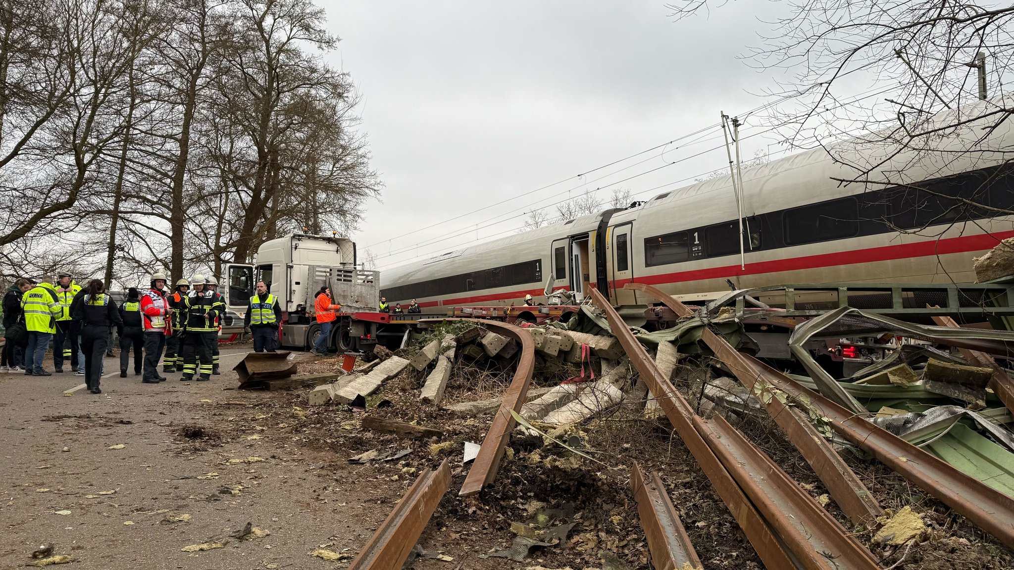 Auf der Bahnstrecke Hamburg-Harburg - Buchholz sind am Nachmittag ein ICE der Deutschen Bahn und ein Sattelzug zusammengestoßen. 