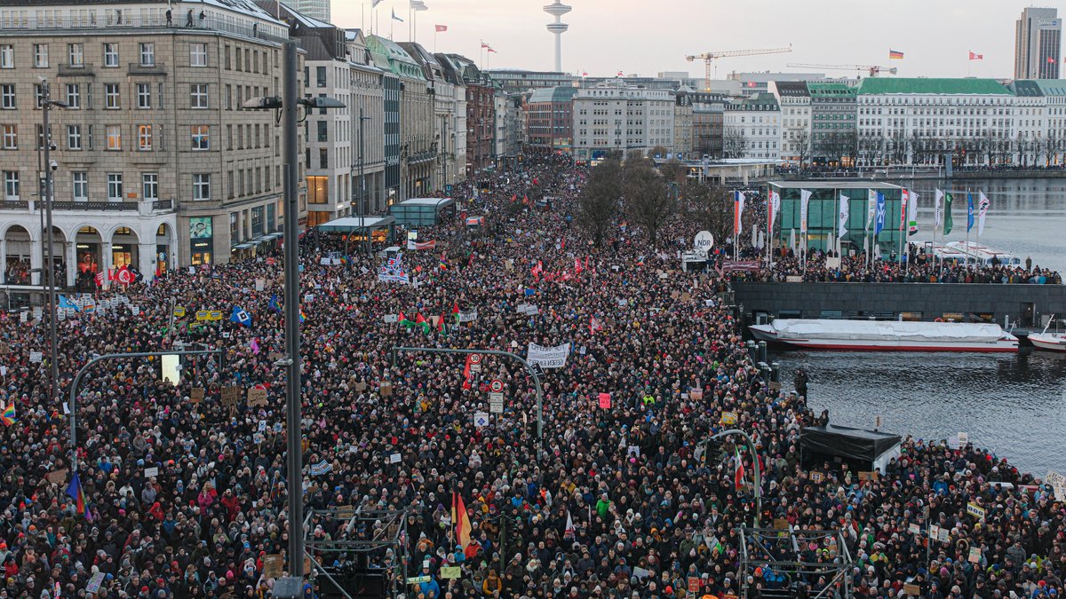 Über 50.000 Menschen demonstrieren mit selbstgemachten Banner Plakaten Fahnen gegen die AFD in Hamburg auf dem Jungfernstieg und Rathausmark.