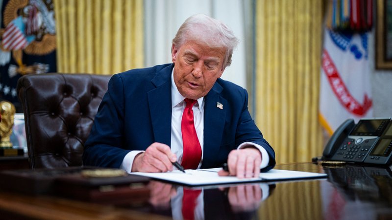 Trump am Schreibtisch (Archiv | Bild: picture alliance / abaca | Pool/ABACA Trump am Schreibtisch (Archiv