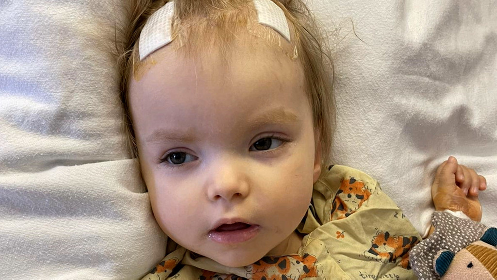 Die kleine Olivia leidet an einer seltenen und bisher unheilbaren Erkrankung namens Tay-Sachs. Als erstes deutsches Kind darf die 20 Monate alte Olivia jetzt an einer Gentherapie in Boston teilnehmen. Wir haben sie nach ihrem Eingriff dort besucht. | Bild: BR Die kleine Olivia leidet an einer seltenen und bisher unheilbaren Erkrankung namens Tay-Sachs. Als erstes deutsches Kind darf die 20 Monate alte Olivia jetzt an einer Gentherapie in Boston teilnehmen. Wir haben sie nach ihrem Eingriff dort besucht.