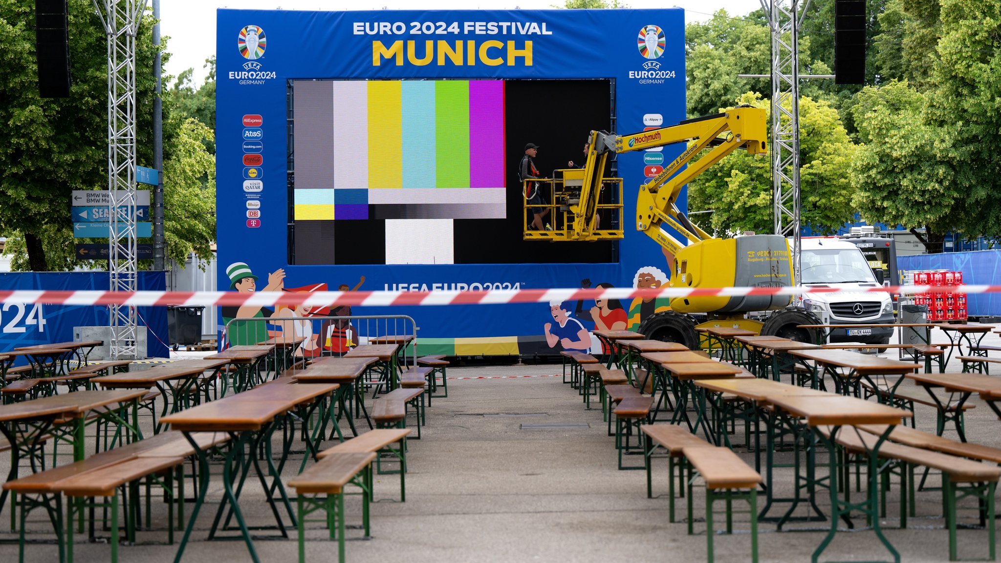 Arbeiter bauen im Olympiapark eine Leinwand für die Fan-Zone auf.