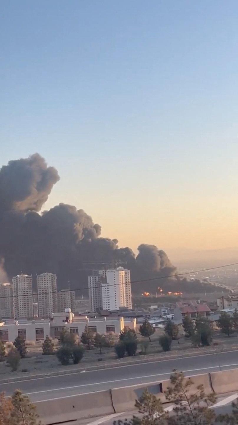 Nach einem Raketenbeschuss: Feuer und schwarzer Rauch hinter einigen Hochhäusern in Teheran