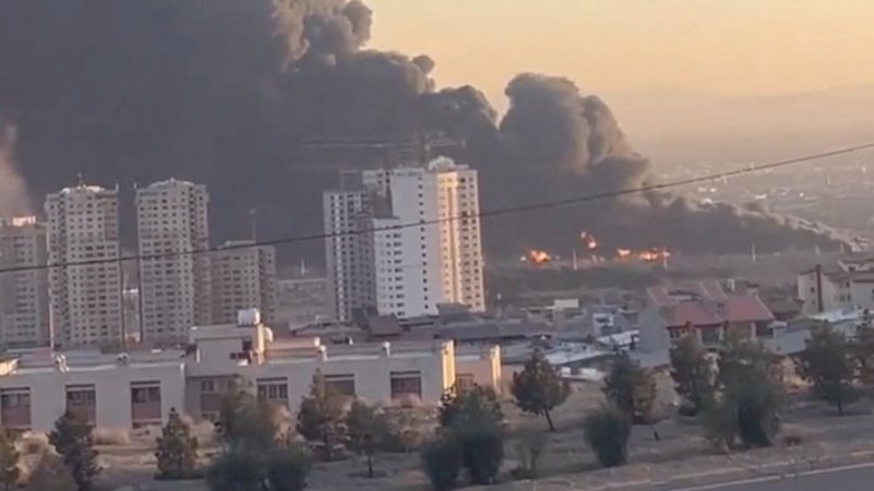 Nach einem Raketenbeschuss: Feuer und schwarzer Rauch hinter einigen Hochhäusern in Teheran | Bild: Reuters Nach einem Raketenbeschuss: Feuer und schwarzer Rauch hinter einigen Hochhäusern in Teheran