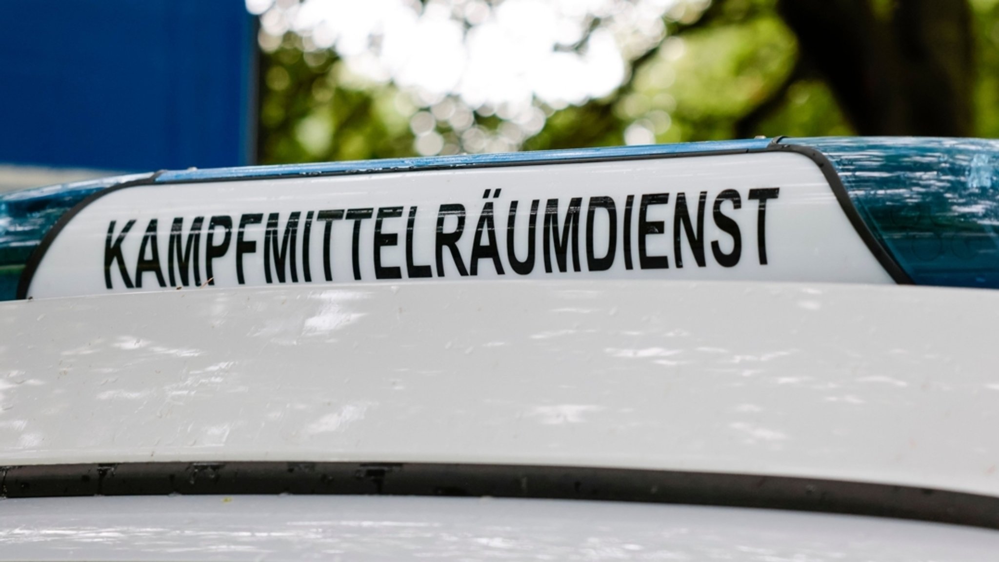 Blaulicht eines Kampfmittelräumdienstes (Symbolbild)