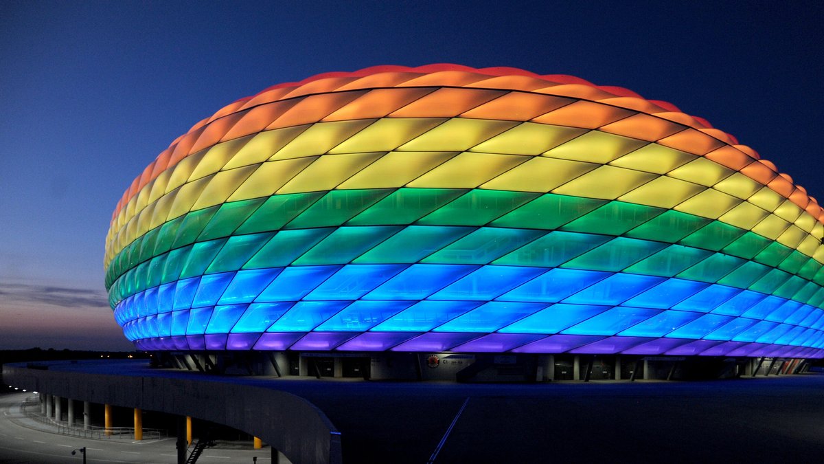 Die Allianz-Arena, die während der Fußball-EM München Fußball Arena heißt, darf an zwei Tagen in Regenbogenfarben leuchten.