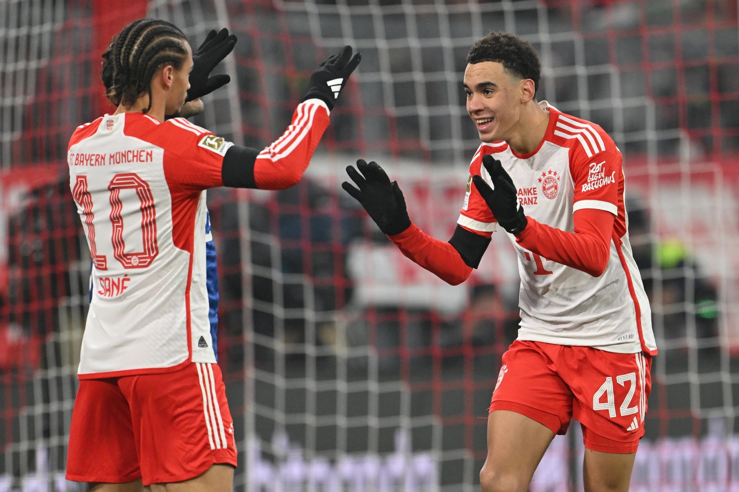 Münchens Torschütze Jamal Musiala (r) jubelt mit Leroy Sane nach dem Tor zum 2:0 gegen Hoffenheim