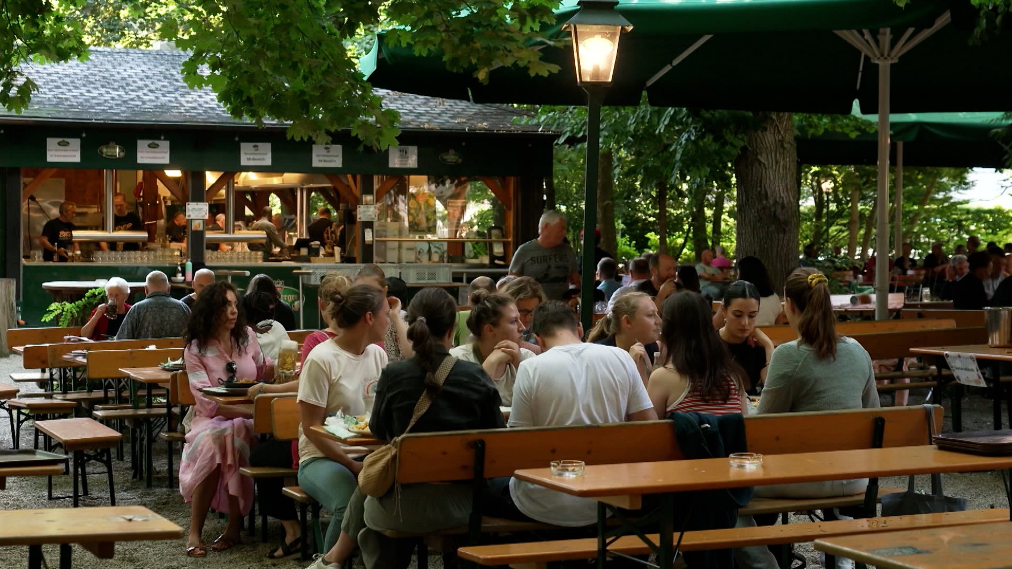 Menschen im Biergarten. | Bild: BR Menschen im Biergarten.