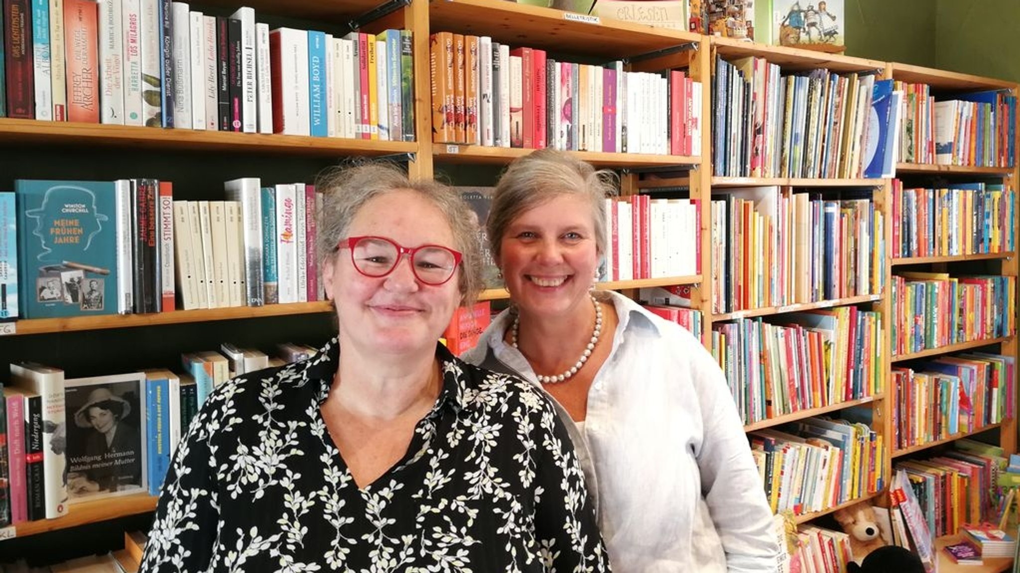 28.09.2023, Würzburg - Petra Pohl (rechts), Chefin der "Buchhandlung erLesen", und Mitarbeiterin Susann Karney-Fries (links).