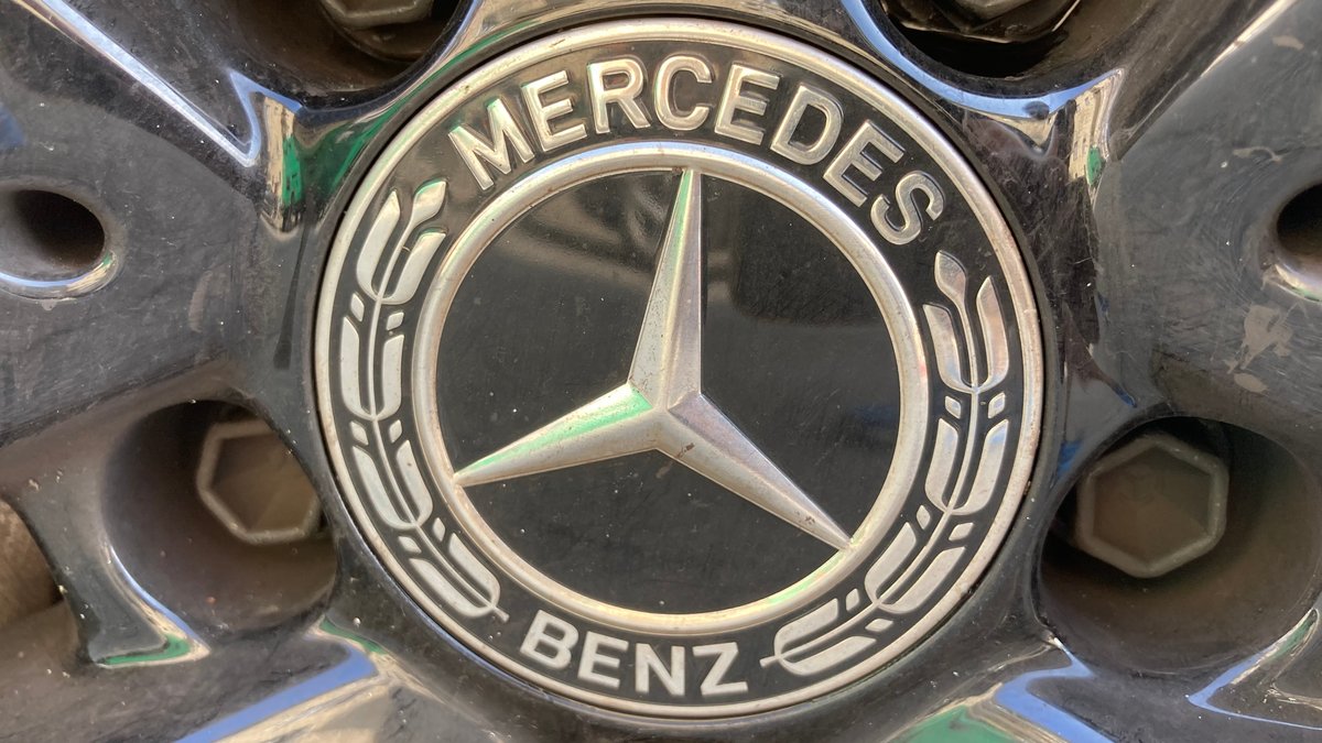 Mercedes-Benz-Emblem auf einer Felge.
